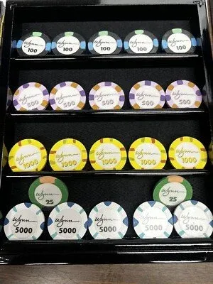 Ambiente de casino con luces y mesa de juego